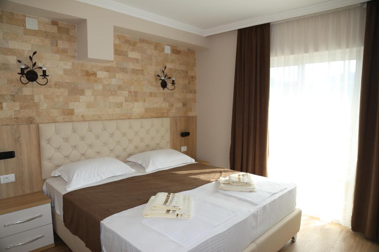 Metropolis Hotel อุลซิน ภายนอก รูปภาพ