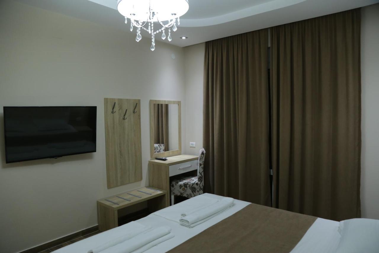 Metropolis Hotel อุลซิน ภายนอก รูปภาพ