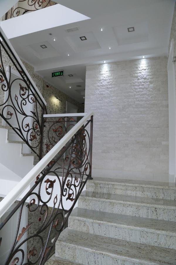 Metropolis Hotel อุลซิน ภายนอก รูปภาพ