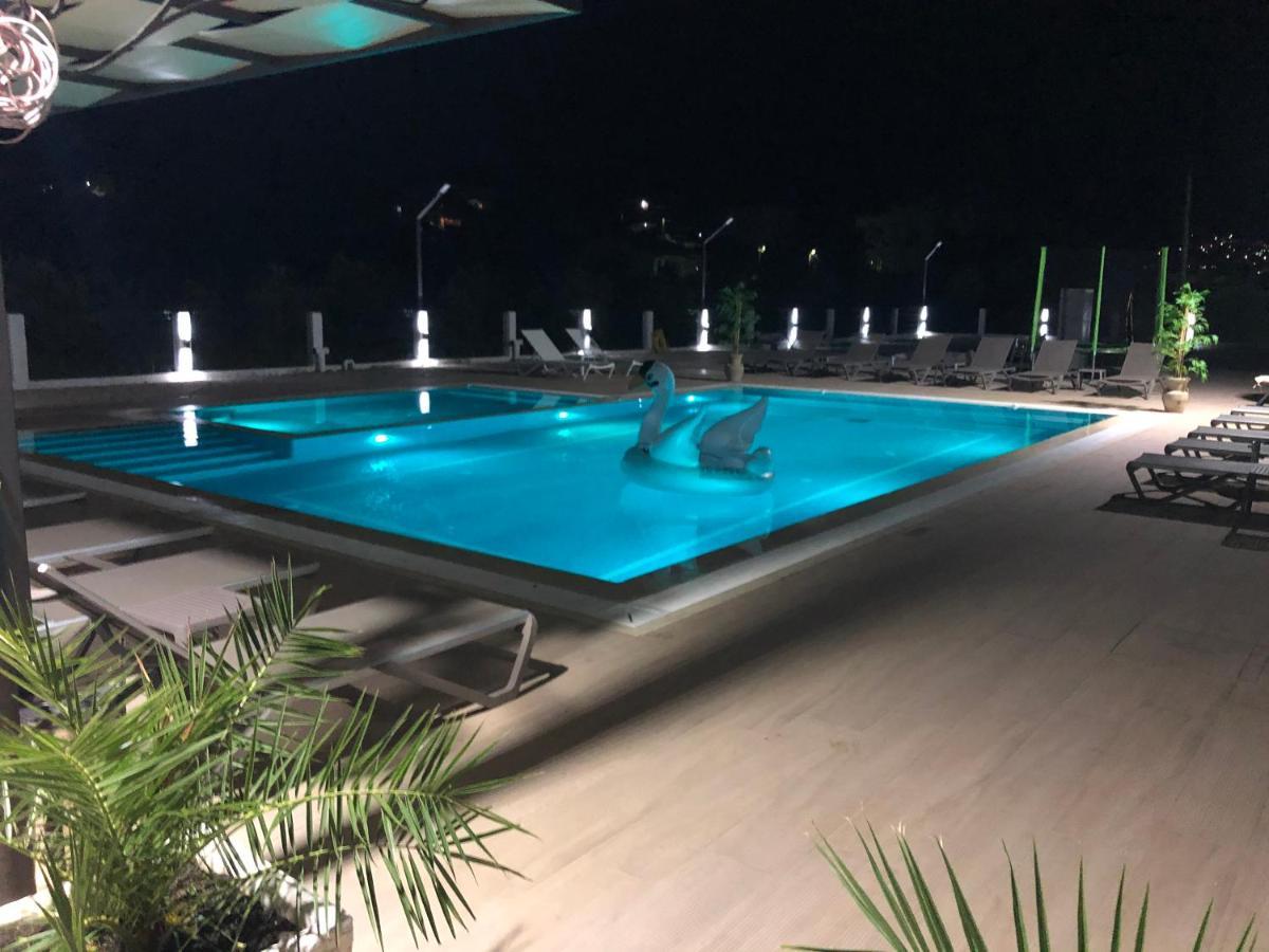 Metropolis Hotel อุลซิน ภายนอก รูปภาพ